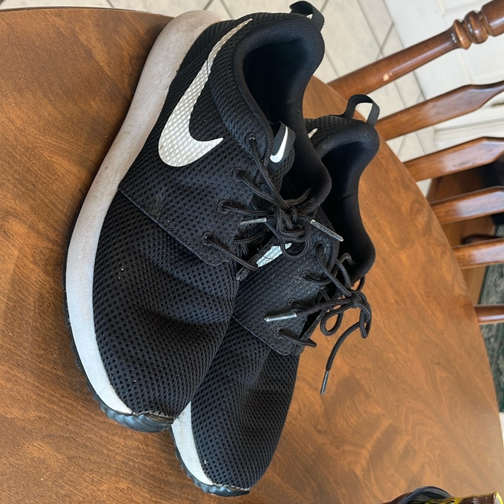 Nike men’s 7 1/2 golf sneaker no spikes.